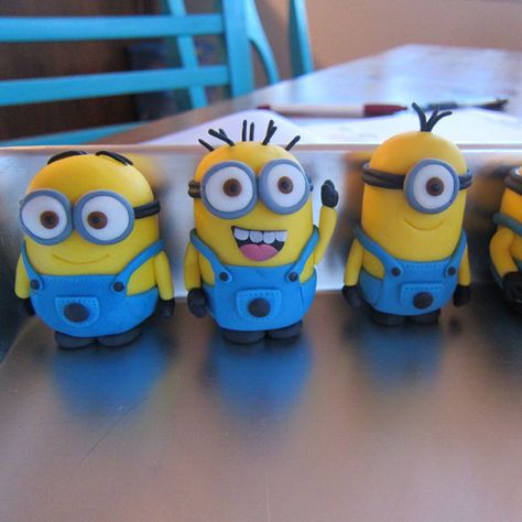 Instructions for fondant minions - could also use with polymer clay Fondant Minions, Minion Cupcakes, Minion Birthday Party, Minion Cake, ดินปั้น Polymer Clay, Minion Birthday, Minion Party, Fondant Tutorial, Fondant Decorations