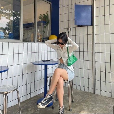 Green Shoulder Bag, Fashion Girly, Outfit Ideas Fashion, Girly Outfit, Korean Casual Outfits, Tropical Dress, Photography Poses Women, Causual Outfits, Poses For Photos