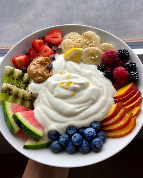 Ilona Niina🇨🇭 on Instagram: “Rainbow yogurt bowl🌈🥰 you can never have too many toppings on your bowls trust me hehe😏 which are your favorite toppings?✨⁣ ⁣ 🥣 bowl…” Lemon Yogurt Recipe, Yogurt Breakfast Bowl, Yogurt Bowls, Puffed Quinoa, Yogurt Recipe, Yogurt Breakfast, Healthy Yogurt, Lemon Yogurt, Yogurt Bowl