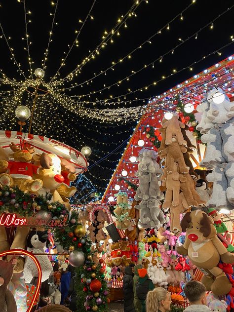 Australia Christmas Aesthetic, Cardiff Aesthetic, Christmas In Wales, Winter Wonderland Aesthetic, Edinburgh Christmas, Wonderland Aesthetic, Christmas In Australia, Christmas Dreaming, Best Christmas Markets