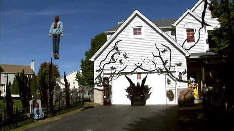 Are you a Stranger things fan? Check how to make this levitating Max halloween decoration so you can leave your neighbors completley baffled! Stranger Things House, Stranger Things Halloween Decorations, Tj Maxx Halloween, Queen Of Hearts Halloween Costume, Queen Of Hearts Halloween, Hawkins Indiana, Stranger Things Halloween, Halloween Props Diy, Halloween Costumes Makeup