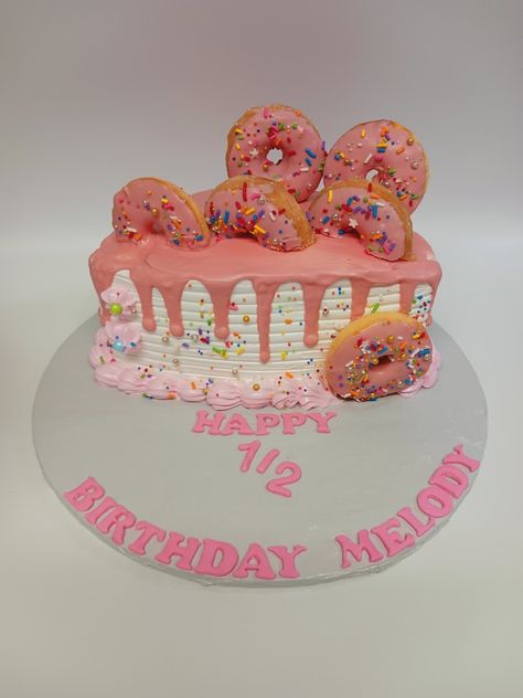 Half Donut Cake, Half Way To One Donut Photoshoot, Donut Grow Up Half Birthday, Sweet 6 Months Party, Half Birthday Donut Theme, Half Way To One Girl Theme, Half Way To One Donut Theme, Half A Cake 6 Months, Half A Dozen Photoshoot