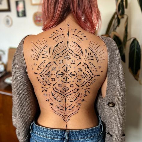 Simple Mandala Back Tattoo, Mandala Back Tattoo, Spine Tattoo Designs, Tattoo Espalda, Deer Tattoo Designs, Lisa Thomas, Pretty Flower Tattoos, M Tattoos, Boho Tattoos