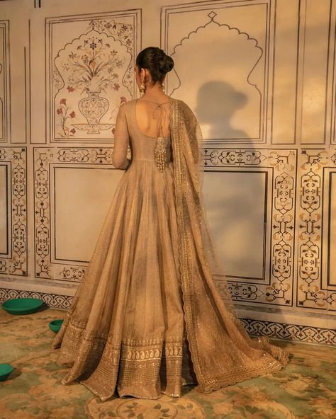 Faiza Saqlain on Instagram: “Zohreh - An ivory beige zari net pishwas set. Gloriously worked around the neck, the panels of this pishwas feature paisleys, geometric…” Indian Wedding Outfits Guest, Indian Wedding Guest Dress, Faiza Saqlain, Pastel Blouse, Net Sleeves, Winter Wedding Guest Dress, Desi Wedding Dresses, Bridesmaid Saree, Anarkali Dress Pattern