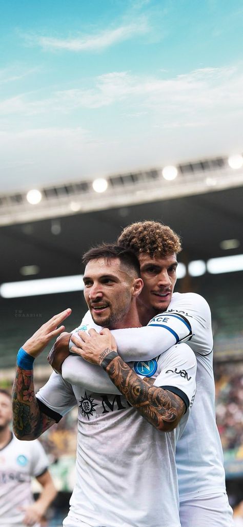 Vivi ogni giorno la passione per il Napoli con uno sfondo HD che celebra il cuore e la storia del club. Perfetto per coloro che portano nel cuore i colori azzurri. Napoli Wallpaper, Napoli Football, Wallpaper Football, 4k Wallpaper Iphone, Ssc Napoli, Football Tips, Football Wallpapers, Football Quotes, Match Highlights