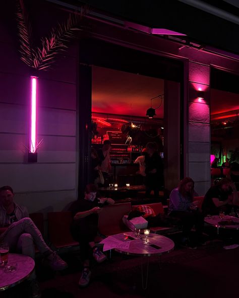 Berliners need a pop of color- maybe to balance out all the dark rooms! 👀 From day to night, here are my top 5 favorite colorful spots in the city: 🌹 @kink.bar.restaurant The ultimate bar scene, Kink is the hottest spot in Prenzlauer Berg. Lit with red light, it’s the ideal place for a first date. 🥐 @aera_bread Berlin’s favorite gluten-free bakery, Aera’s Mitte location has the most vibrant interior in Berlin! Don’t miss their fabulous grilled cheese, complete with a homemade pickle. 🍵 @ma... Matcha Drinks, Dark Rooms, Vibrant Interior, Bar Scene, Gluten Free Bakery, Green Interiors, Dark Room, Pastel Hues, Bar Restaurant