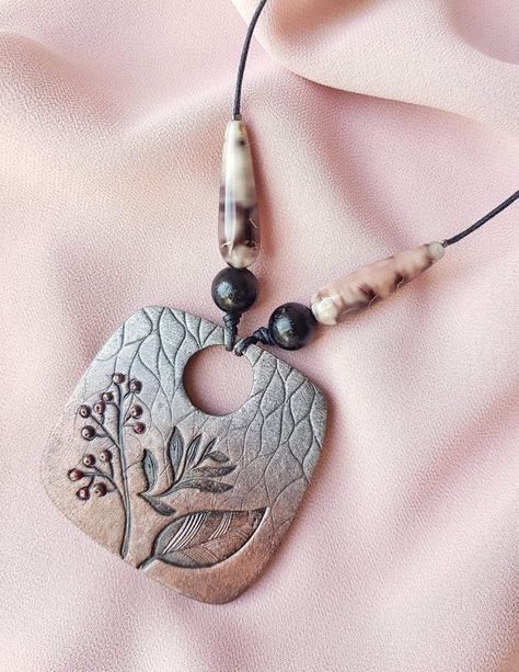 Polymer Clay Jewelry Diy Pendants, Polymer Clay Pendents, Polymer Clay Necklace Pendant Ideas, Clay Jewelry Diy Necklace, Polymer Clay Pendant Ideas, Polymer Clay Necklaces, Clay Pendants Diy, Clay Necklace Ideas, Polymer Clay Necklace Ideas