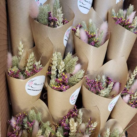 Flower Booth, Farmers Market Display, Flower Bunches, Dried Flowers Diy, Wedding Reception Fun, Market Display, Flowers For Sale, Pop Up Market, Flower Business