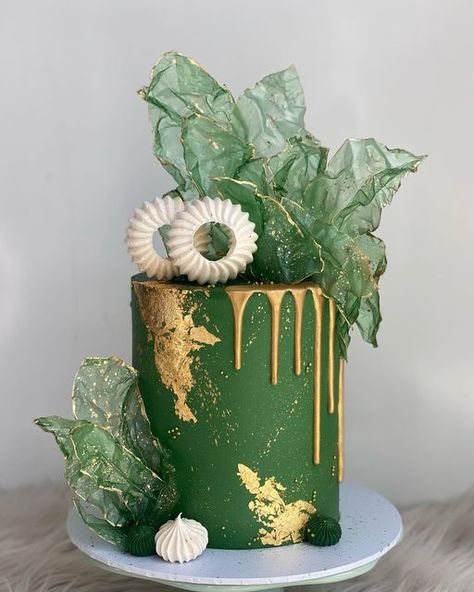 Marrie’s Custom Desserts on Instagram: "Beautiful Forrest green to match the birthday girl dress 💚" Forest Green Birthday Cake, Green Birthday Cake For Women, Cake Green And Gold, Green Color Cake, Green Cake Decoration, Green And Gold Birthday Cake, Green Theme Cake, Emerald Green Birthday Cake, Green Cake Birthday