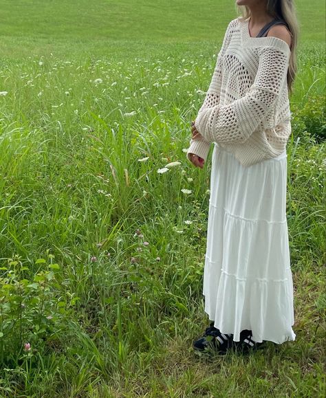 Maxi Flowy Skirt Outfit, Long Flowy Skirt Outfit Winter, Long Flowy Skirt Outfit Fall, Light Flowy Outfits, Long Skirt Long Sleeve Outfit, White Flowy Maxi Skirt Outfit, Loose Flowy Outfits, Flowy Long White Skirt, White Maxi Skirt Outfit Winter