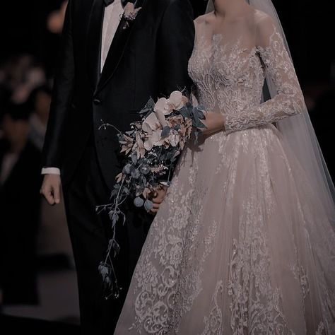 Contract Marriage Aesthetic, Marriage Couple Aesthetic, Married Aesthetic Couple, Korean Wedding Aesthetic, Married Couple Aesthetic, Married Couple Photos, Pernikahan Aesthetic, Wedding Korean, Korean Wedding Dress