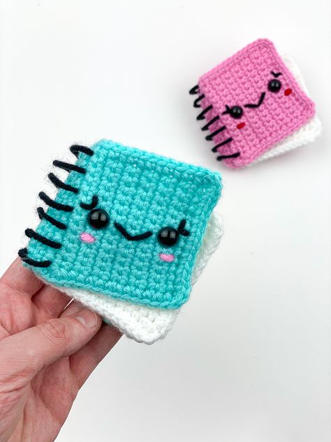 Mini Nifty Notebook Free Crochet Pattern Small Crochet Gifts, Amigurumi Projects, Crochet Butterfly Pattern, Butterfly Tutorial, Monthly Crafts, Crochet Butterfly, Fun Crochet Projects, Crochet Free, Crochet Books