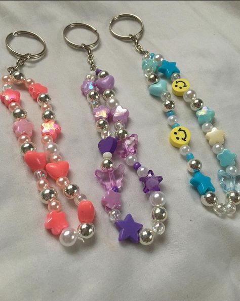 Key Chains Beads Keychain Ideas, Bead Keychain Ideas, Beaded Keychain Ideas, Diy Crafts Keychain, Diy Jewelry Unique, Bead Charms Diy, Diy Bracelet Designs, Diy Bracelets Patterns, Beads Bracelet Design