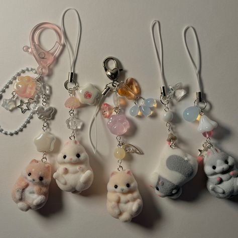 Juminocore Trinkets, Cute Clay Keychains, Trinkets Keychain, Cute Trinkets, Chains Aesthetic, Keychain Charms, Bracelet Keychains, Bead Charms Diy, Phone Charms