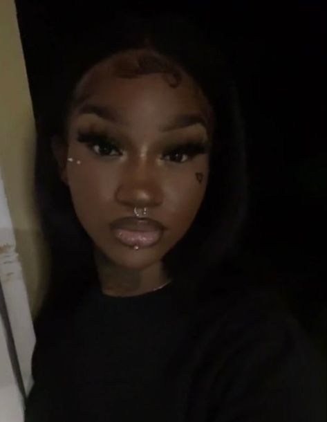 Ashley Lip Piercing Aesthetic, Anti Eyebrow Piercing Black Women, Lip Piercings Black Women, Anti Eyebrow Piercing Aesthetic, Ashley Piercing Black Women, Eyebrow Piercing Black, Anti Brow Piercing, Ashley Lip Piercing, Piercing Black Women