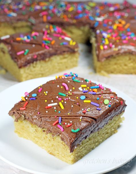 Bakery Recipe for Perfect Yellow Cake - Gretchen's Vegan Bakery Vegan Yellow Cake, Cake Base Recipe, Fudge Icing, Vegan Chocolate Cake Recipe, Vegan Lemon Cake, Easy Vanilla Cake Recipe, Yellow Cake Recipe, Vegan Baked, Strawberry Cake Recipes