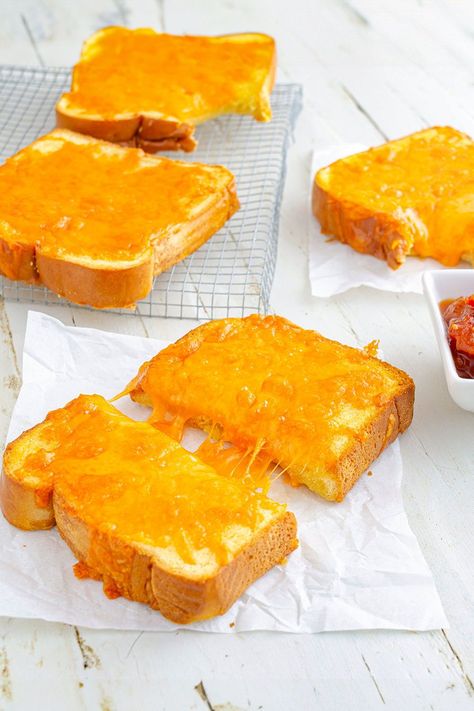 This classic Cheese toast is crispy, cheesy, gooey and undeniably delicious! Perfectly toasted bread with melted cheese and butter, this easy recipe is perfect for pasta, dunking in soup, or as a simple budget friendly snack you and the kids will love! It doesn’t get much easier than this simple snack. Cheese Toast In Oven, Cheese Toast Recipe, Cheese On Toast, Pasta Side Dishes, Cheesy Garlic Bread, Toasted Bread, Easy Cheese, Cheesy Bread, Cheese Toast