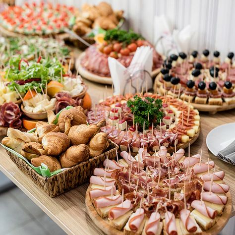 food at buffet Starting A Catering Business, High Calorie Diet, Buffet Plates, Catering Buffet, Recovery Food, Catering Display, Lunch Buffet, Indulgent Food, Event Menu