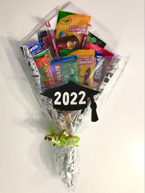 Graduation Bouquet Ideas For Kids, Grad Candy Bouquet, Tk Graduation Gift Ideas, Graduation Candy Bouquet Diy, Kindergarten Graduation Bouquet, Candy Bar Bouquet Diy, Kids Graduation Gifts, Graduation Arrangements, Graduation Bouquet Ideas