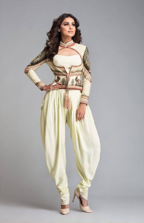 Style in White #girlstyle #outfit #dress #indian #traditional #white #dress #dress #indian Ginni Kapoor, Modern Indian Fashion, Designer Salwar Kameez, Saree Bollywood, Designer Salwar, Salwar Kamiz, Whatsapp Call, Dress Indian, Indian Dress