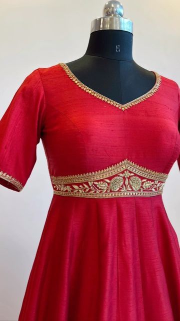 Silk Gown Designs Indian, Saree To Gown Convert, Machi Work, Indian Dress Up, Frocks And Gowns, Simple Frock Design, Stylish Kurtis Design, Ikkat Dresses, Designer Anarkali Dresses