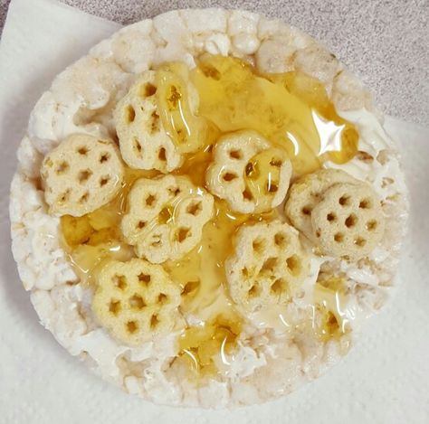 Bee hive: rice cake, cream cheese, Honey Comb cereal, and honey on top. Bees Preschool, Week Snacks, Cereal Desserts, July Themes, Piglet Birthday, Preschool Bugs, Honeycomb Cereal, Preschool Cooking, Cooking Projects