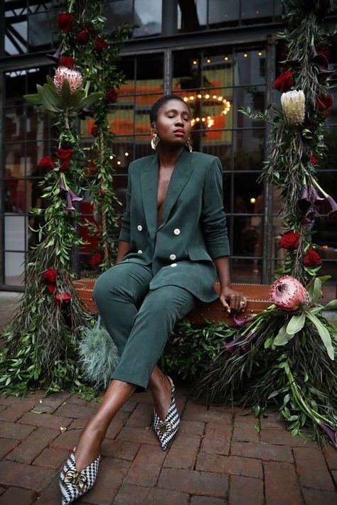 Womens Suit #womenssuit #fashion Power Suits For Women, Shoot Moodboard, Womens Suit, Lifestyle Photoshoot, New York Street Style, Black Bloggers, Green Suit, Work Style, Blazer Outfits