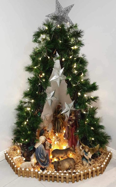 Nativity Christmas Decorations, Navity Scene Ideas Diy, Nativity Themed Christmas Tree, Nativity Decorations Christmas, Nativity Scene Decor Ideas, Pesebres Navidad Ideas Originales, Pesebres Navidad Ideas, Christmas Tree Nativity, Nativity Christmas Tree