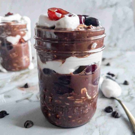 Cherry Overnight Oats with Chocolate (Black Forest Oats) are rich, chocolatey oats layered with almond-scented cherries and coconut cream. Overnight Oats With Chocolate, Cherry Overnight Oats, Oats With Chocolate, Cherry Oatmeal, Chocolate Overnight Oats, Chia Overnight Oats, Oat Recipes Healthy, Cherry Coconut, Overnight Oats Recipe Healthy