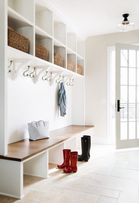 White Mudroom, Transitional Laundry Room, Mudroom Cubbies, Farmhouse Mudroom, Mudroom Bench With Storage, Mud Room Entry, Mudroom Lockers, Mudroom Bench Ideas, Bench Mudroom