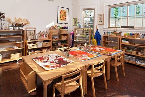 Inspiration for the art studio/atelier Art Studio Inspiration, Reggio Atelier, Childrens Art Studio, Atelier Ideas, Daycare Furniture, Atelier Studio, Preschool Furniture, Kids Art Studio, Chalkboard Table