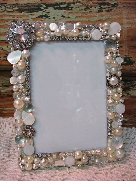 Jeweled Picture Frame, Cuadros Diy, Jeweled Picture, Old Jewelry Crafts, Jewel Frames, Costume Jewelry Crafts, Picture Frame Crafts, Art Coquillage, Vintage Jewelry Ideas