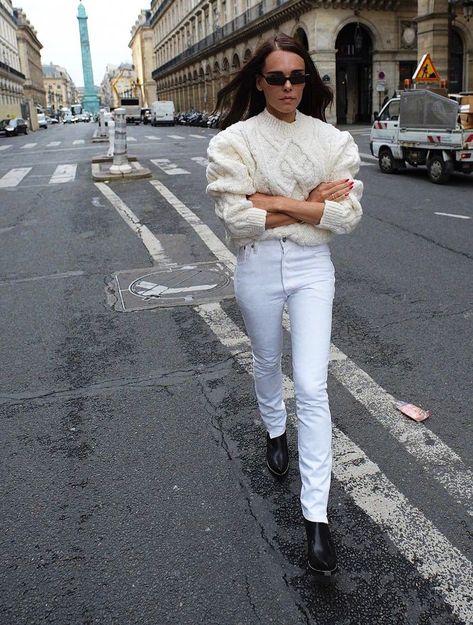 How to wear ankle boots with skinny jeans: Evangelie Smyrniotaki in a cream knit, white jeans and black boots White Jeans Black Boots, Jeans With Black Boots, White Jean Outfits, Outfits With Boots Winter, Aw Style, Ripped Jeggings, Elegant Classy Outfits, How To Wear Ankle Boots, Ripped Knee Jeans