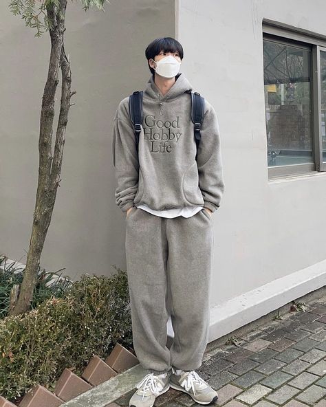 Gray Sweatpants Outfit Men, Grey Sweatpants Outfit Men, Outfits With Grey Sweatpants, Cute Outfits With Sweatpants, Sweatpants Outfit Men, Outfits With Sweats, Outfits With Sweatpants, Gray Sweatpants Outfit, Korean Street Fashion Men