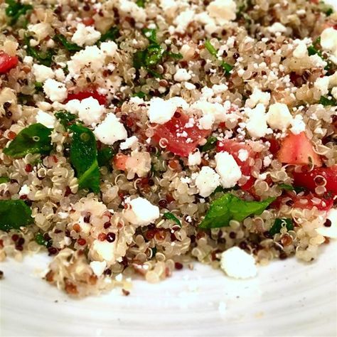 Spinach, Tomato, and Feta Quinoa Salad I "A quick and healthy side dish alternative to rice and pasta. It will make a Quinoa-lover out of anyone. Thanks to the salty feta and sweet Campari tomatoes, my kids even like it!" Feta Quinoa, Campari Tomatoes, Grain Salad Recipes, Easy Quinoa Salad, Tomato And Feta, Greek Quinoa Salad, Quinoa Spinach, Quinoa Salad Recipe, Tomato Spinach