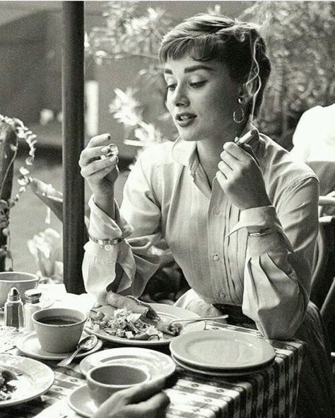 Audrey Hepburn Audrey Hepburn Born, Aubrey Hepburn, Audrey Hepburn Photos, Audrey Hepburn Style, Hepburn Style, Roman Holiday, Foto Vintage, Photo Vintage, Brigitte Bardot