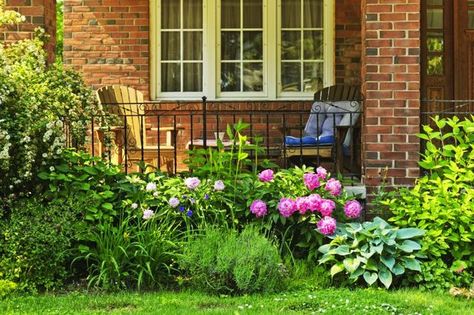 Yellow Brick Houses, Chicago Landscape, Front Porch Addition, Front Porch Garden, Porch Landscaping, Porch Addition, Luxury Landscaping, Front Porch Design, Red Brick House