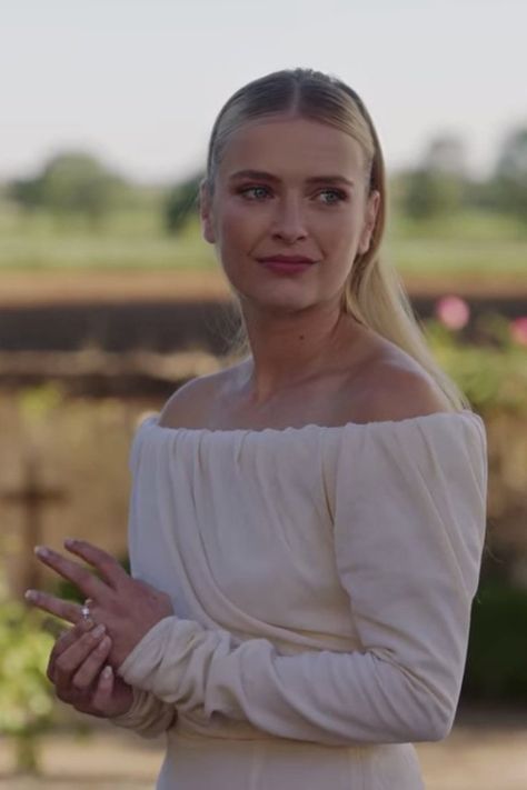 Camille Razat Hairstyle, Camille Emily In Paris Season 3, Camille Razat Hair, Camille Emily In Paris Hair, Emily In Paris Outfits Camille, Camille Emily In Paris Outfits, Emily In Paris Camille, Emily In Paris Season 3, Paris Hairstyles