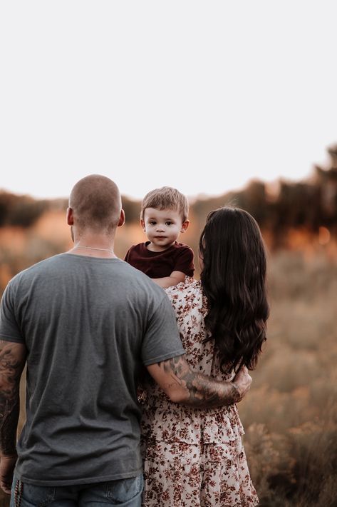 Family Pictures Ideas Outdoor, Family Of 4 Fall Picture Poses, Outside Fall Family Picture Ideas, Diy Fall Family Photos At Home, Family Of 3 Photoshoot Christmas, Fall Family Photos Toddler Boy, Family Christmas Pictures With Toddler, Wooded Photoshoot Family, Family Of 3 Toddler Photos