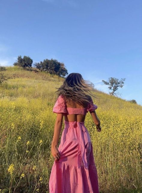 Sundress Aesthetic, Cute Outfits Summer, Senior Portrait Outfits, Sundress Outfit, Pink Sundress, Summer Picture Poses, Senior Photo Outfits, Senior Photo Poses, Pink Long Dress