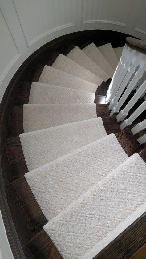 Carpet Runner On Curved Stairs, Curved Staircase Runner, Stair Runner Curved Staircase, Staircase Runners, Staircase Carpet Runner, Entrance Idea, Stairway Carpet, Curved Stairs, Entryway Decorating