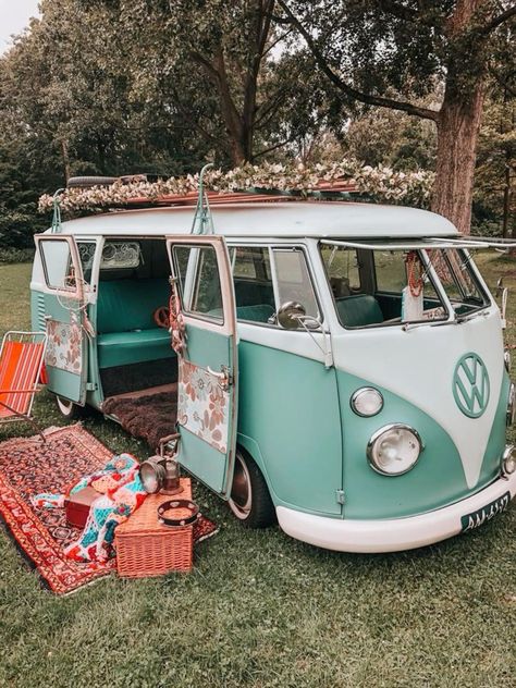 Combi Hippie, Mundo Hippie, Kombi Motorhome, Hippie Car, Kombi Home, Quotes Relationships, Vintage Vw Bus, Hippie Lifestyle, Combi Volkswagen