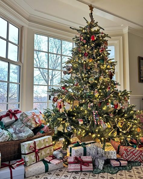 Nostalgia Christmas Tree, Christmas Tree Themes 2024, Christmas Tree Inspiration Traditional, Window Wonderland, Nostalgic Christmas Tree, Tree Ideas Christmas, Christmas Tree Inspo, Ideas Christmas Tree, Family Christmas Tree