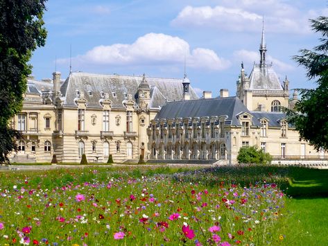 Chantilly France, 18th Century Landscape, Castles France, Chateau House, Castle Exterior, Hohenzollern Castle, Bodiam Castle, Colonial Mansion, Mansion Exterior