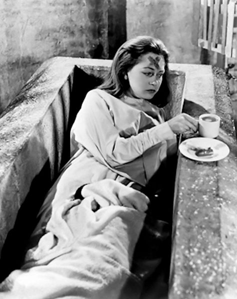 From behind the scenes of the film, The Horror of Dracula, 1958. Actress, Carol Marsh enjoying a tea break. Dracula 1958, Hammer Horror Films, The Woman In Black, Hammer Horror, Hammer Films, Vampire Movies, Famous Monsters, Horror House, Classic Horror Movies