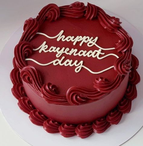 Burgundy Cake Birthday Simple, Pastel Color Vino, Dark Red Birthday Cake, Red Birthday Cake Aesthetic, Circle Vintage Cake, Red Color Cake, Burgundy Birthday Party Ideas, Happy Birthday Cake Aesthetic, Burgundy Birthday Cake