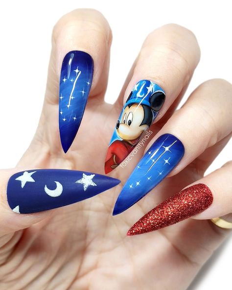 2,618 Likes, 94 Comments - 𝚂𝚒𝚕 (@toxicvanitynails) on Instagram: “MICKEY SORCERER'S APPRENTICE  Después de los meses sin llevar las uñas largas... ¡Por fin luzco…” Mickey Sorcerer, Nye Nails, Minnie Mouse Nails, Mickey Nails, Fantasia Disney, Cute Halloween Nails, Nail Art Disney, Disney Nails, Disney Trading Pins