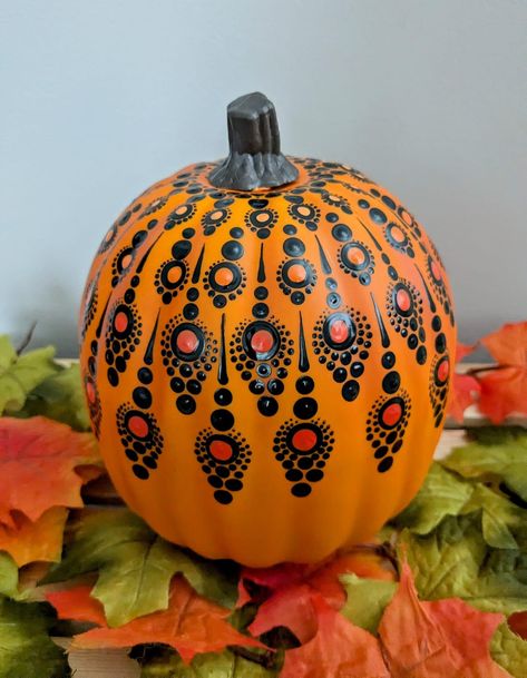 Mandala Pumpkin Carving, Patriotic Pumpkin Ideas, Mandala Pumpkin Painting, Diwali Pumpkin Painting, Aesthetic Painted Pumpkins, Halloween Dot Mandala, Dot Art Pumpkin, Dotted Pumpkin Art, Pumpkin Mandala