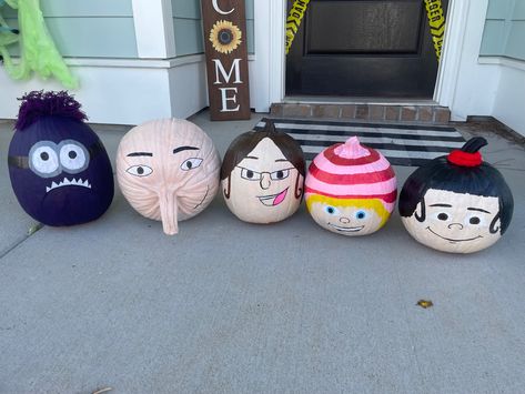 Gru and his Gorls! Despicable Me Pumpkins, Gru Pumpkin Painting, Gru Pumpkin, Disney Pumpkin Painting, Creative Pumpkin Painting, Disney Pumpkin, Halloween Pumpkins Painted, Funny Paintings, Creative Pumpkins