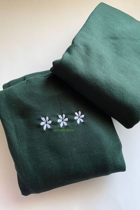 Back Of Embroidery, Embroidered Flower Sweatshirt, Dark Green Sweatshirt, Embroidery Crewneck, Daisy Embroidery, Flower Sweatshirt, Green Sweatshirt, Daisy Flowers, White Daisy